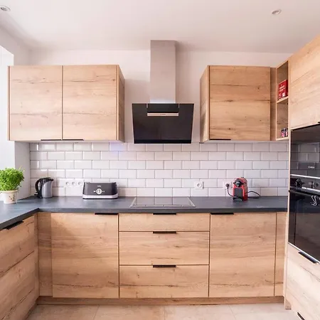 Spacious And Bright 85 M Near Downtown Apartman