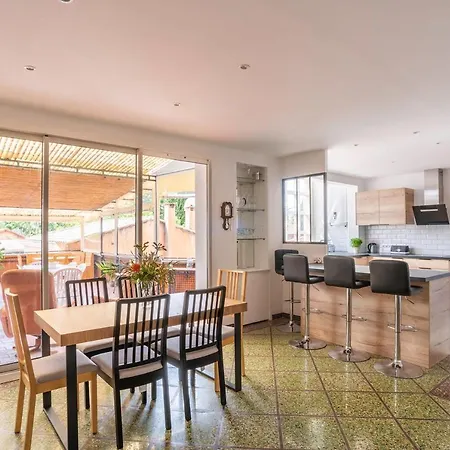 Spacious And Bright 85 M Near Downtown Apartman