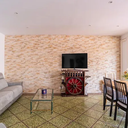 Spacious And Bright 85 M Near Downtown Йер