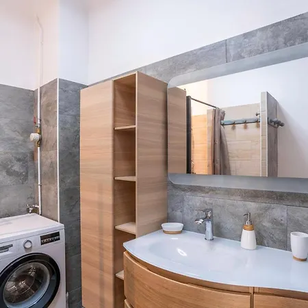 Spacious And Bright 85 M Near Downtown * Йер